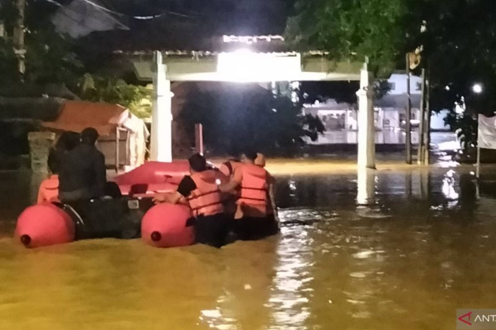 Penanganan banjir di Lampung Selatan: fokus pada evakuasi dan layanan dasar
