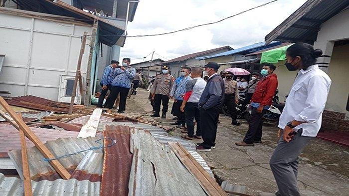 Puting beliung rusak puluhan rumah, bantuan terpal disalurkan